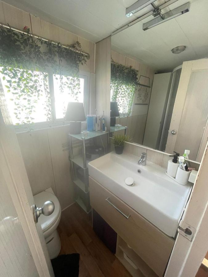 Light Bedroom In A Home Boat Barcelona Luaran gambar